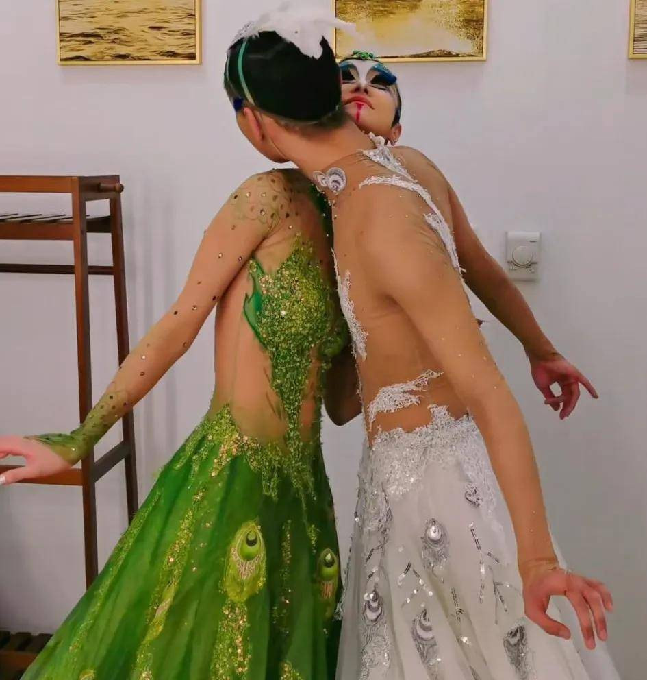 Cô trò 'đệ nhất vũ công' Trung Quốc bị chỉ trích vì điệu múa thô tục