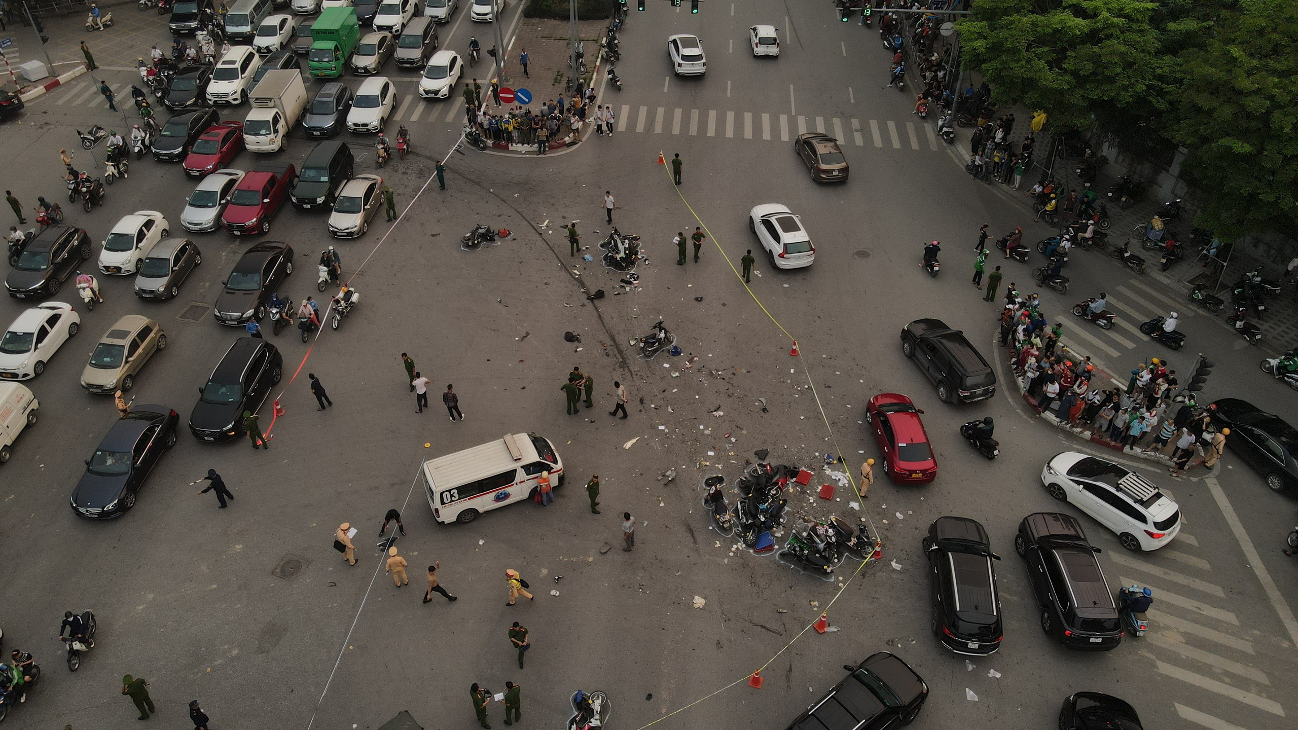 Nhân chứng vụ ô tô đâm 17 xe máy ở Hà Nội: 'Tài xế hoảng hốt nói xe mất phanh'