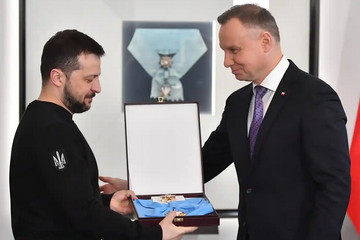 Ông Zelensky tới thăm Ba Lan, Tây Ban Nha hoãn chuyển xe tăng cho Ukraine