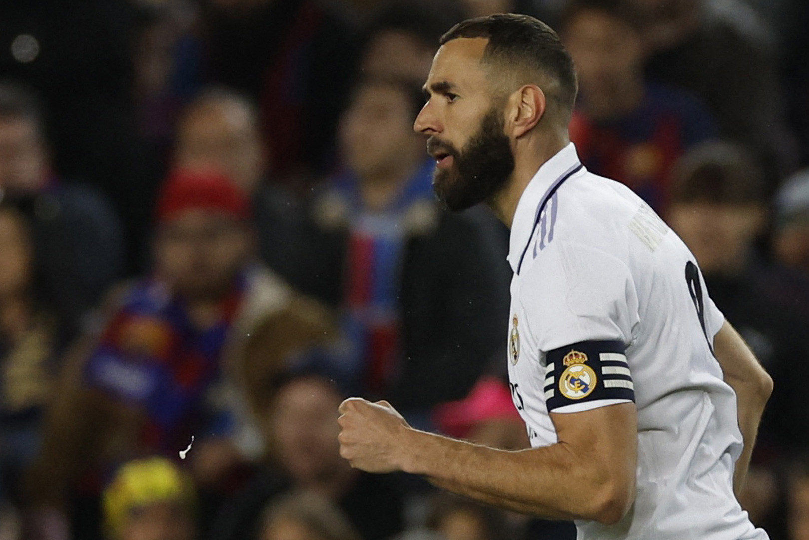 Benzema đi vào lịch sử với hat-trick hạ Barca