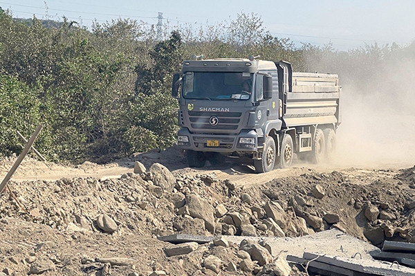 Ninh Thuận quyết 'xử' xe hết đăng kiểm, quá tải ở công trình cao tốc Bắc - Nam
