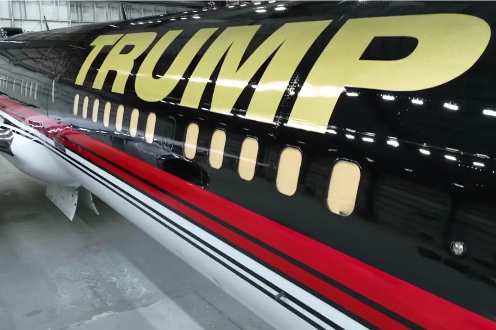 Hình ảnh nội thất hào nhoáng trên chiếc máy bay mạ vàng của ông Trump
