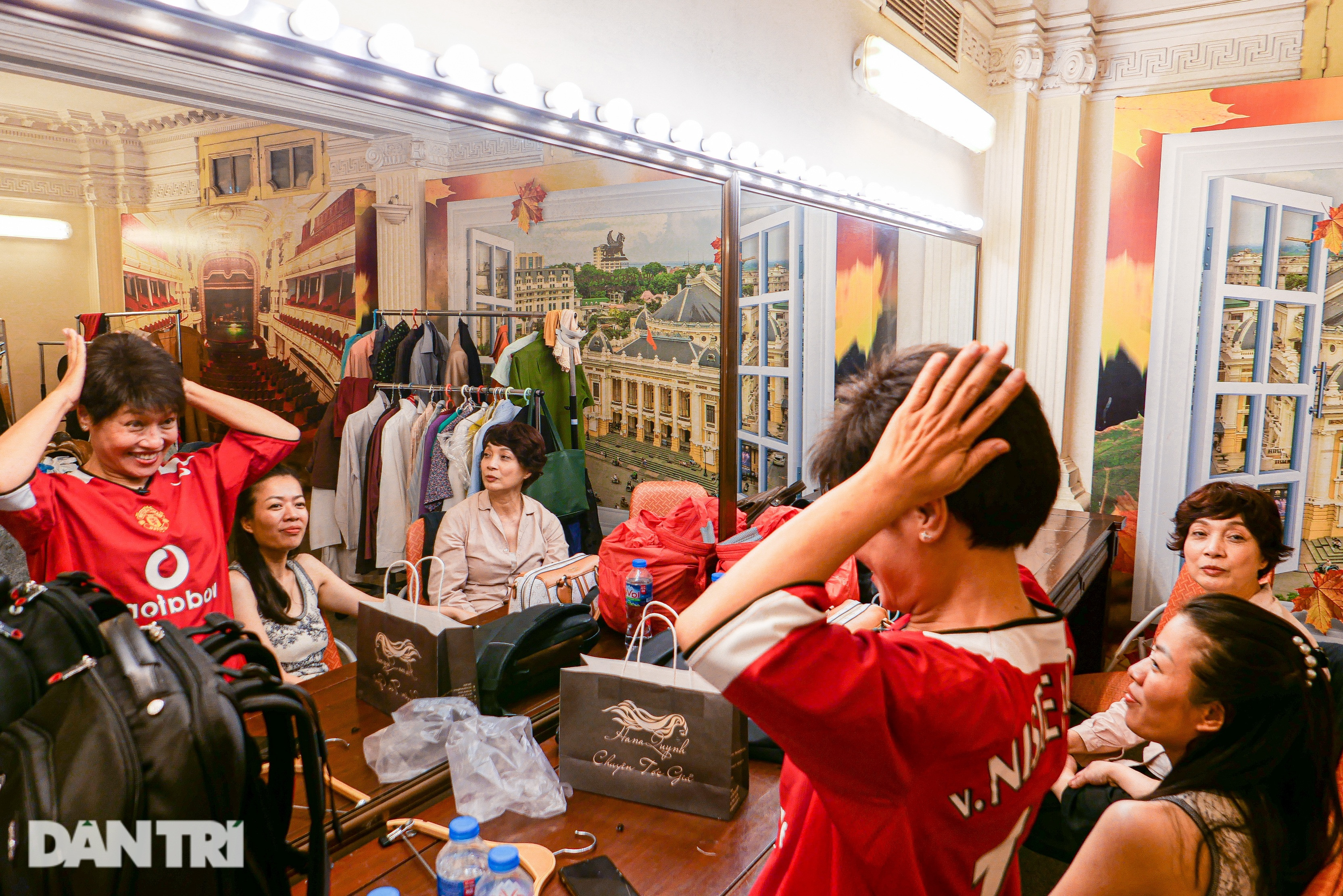 NSND Lê Khanh cười tít, NSƯT Quốc Tuấn mặc đồ ngủ lên sân khấu diễn kịch - 1