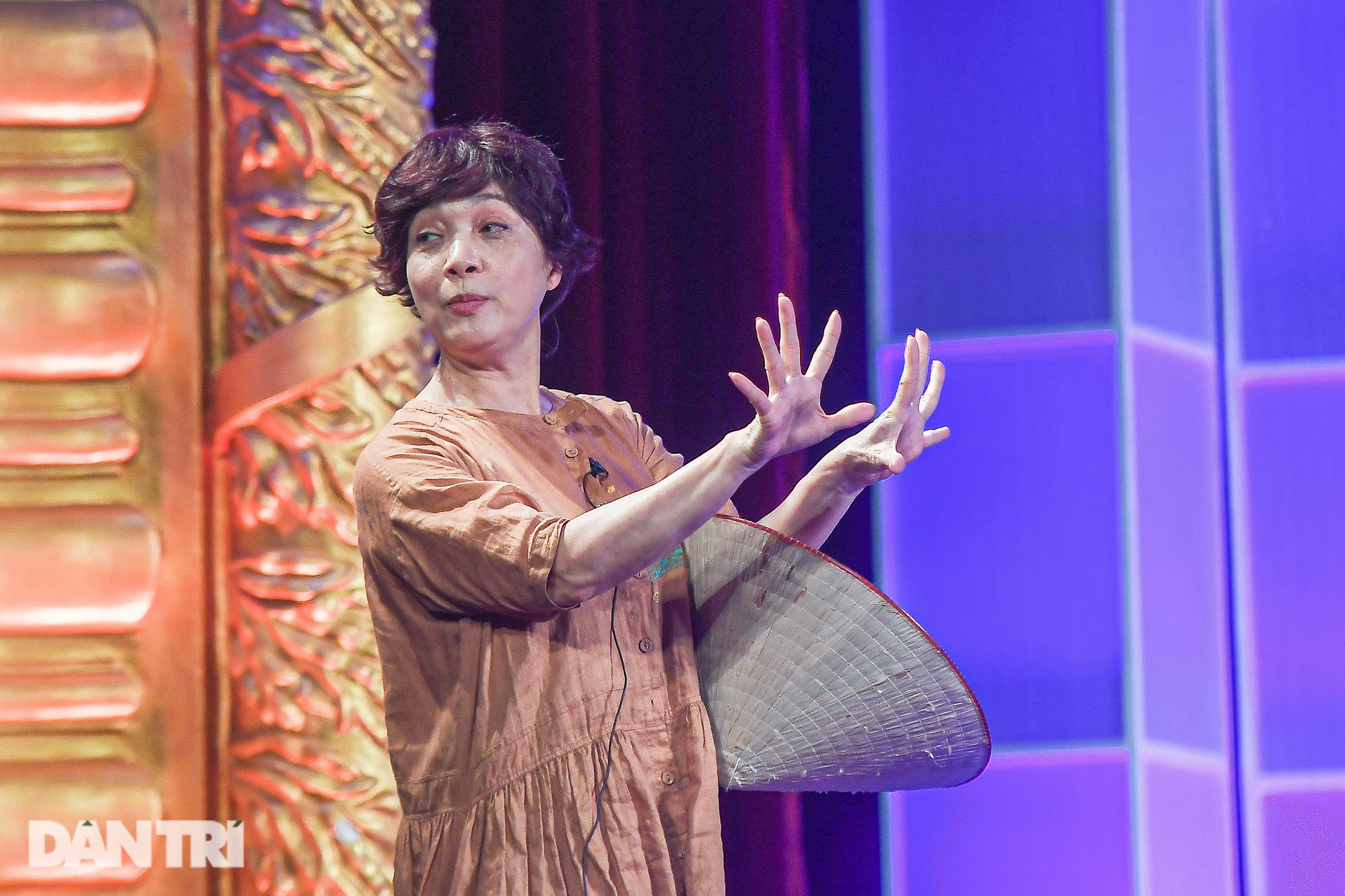 NSND Lê Khanh cười tít, NSƯT Quốc Tuấn mặc đồ ngủ lên sân khấu diễn kịch - 7