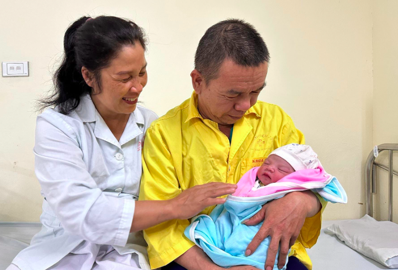 Người phụ nữ 51 tuổi phát hiện mang thai khi bụng 'động đậy'