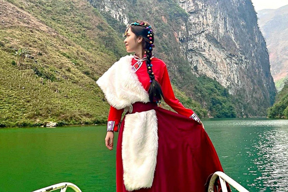 Dừng cho khách thuê trang phục Mông Cổ, Tây Tạng khi du lịch sông Nho Quế