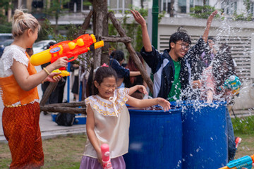 Vui hội té nước Songkran Thái Lan tại Hà Nội