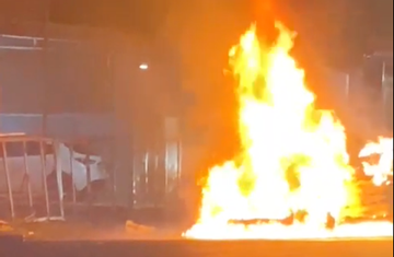Xe Hyundai Santafe đang lưu thông bất ngờ bốc cháy dữ dội ở Đắk Nông