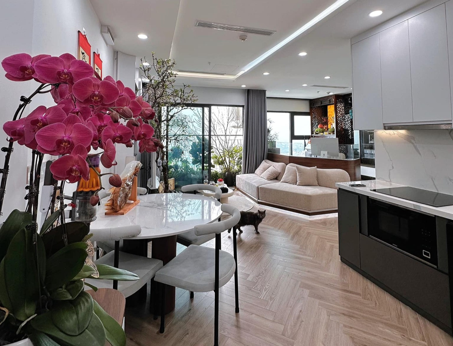 Căn hộ của vợ chồng trẻ đưa 'vườn cảnh' lên ban công thật chill