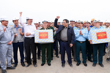 Thủ tướng kiểm tra công trường sân bay Điện Biên và một số công trình trọng điểm