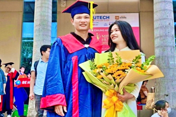 Cô gái cởi áo cử nhân mặc cho anh trai trong lễ tốt nghiệp