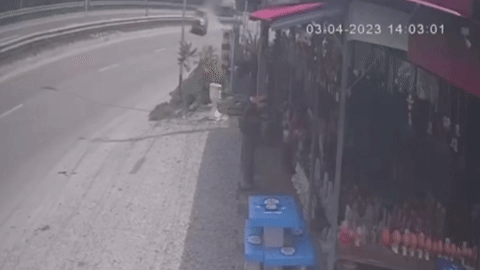 Xe bán tải mất kiểm soát lật nhào trước cửa hàng ở Thái Lan