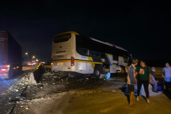 Tai nạn trên cao tốc TP.HCM-Trung Lương, tài xế xe khách tử vong