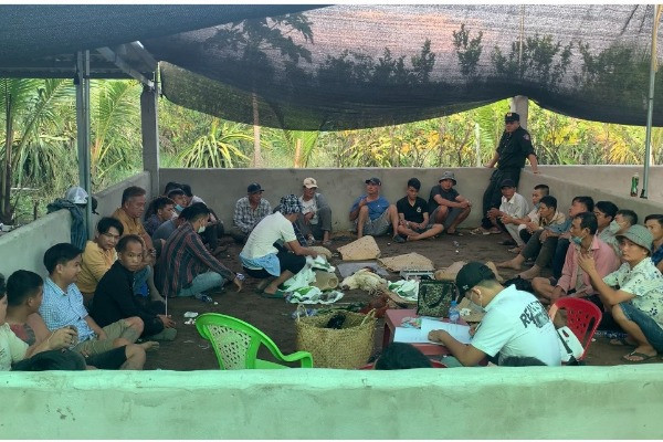 Bắt quả tang 56 người đánh bạc bằng hình thức đá gà, lắc tài xỉu ở Long An