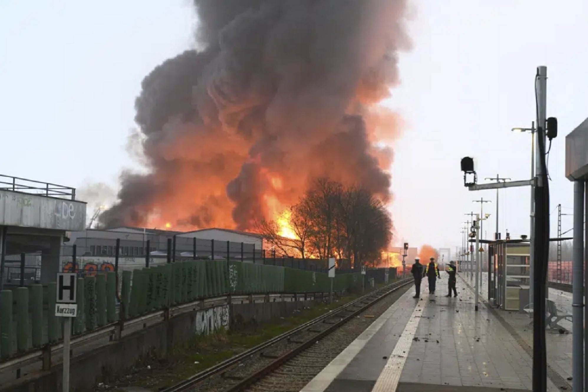 Cháy kho hóa chất tại Đức, người dân được yêu cầu ở trong nhà