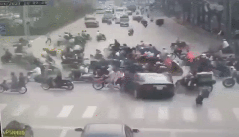 Vì sao xe Kia Forte về N, phanh tay vẫn lao đi đâm 17 xe máy ở Hà Nội?