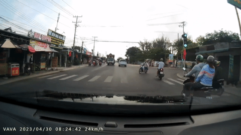 Bình Thuận: Hai học sinh vượt đèn đỏ tạt đầu ô tô suýt gây tai nạn