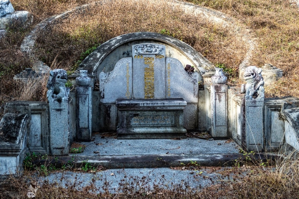 Cô gái bị người yêu cũ khắc tên lên bia mộ ông bà ở Trung Quốc
