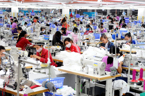 VN exporters of garments, seafood face competition from developing countries