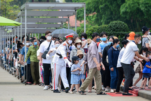 Dòng người xếp hàng vào Lăng Chủ tịch Hồ Chí Minh ngày nghỉ lễ