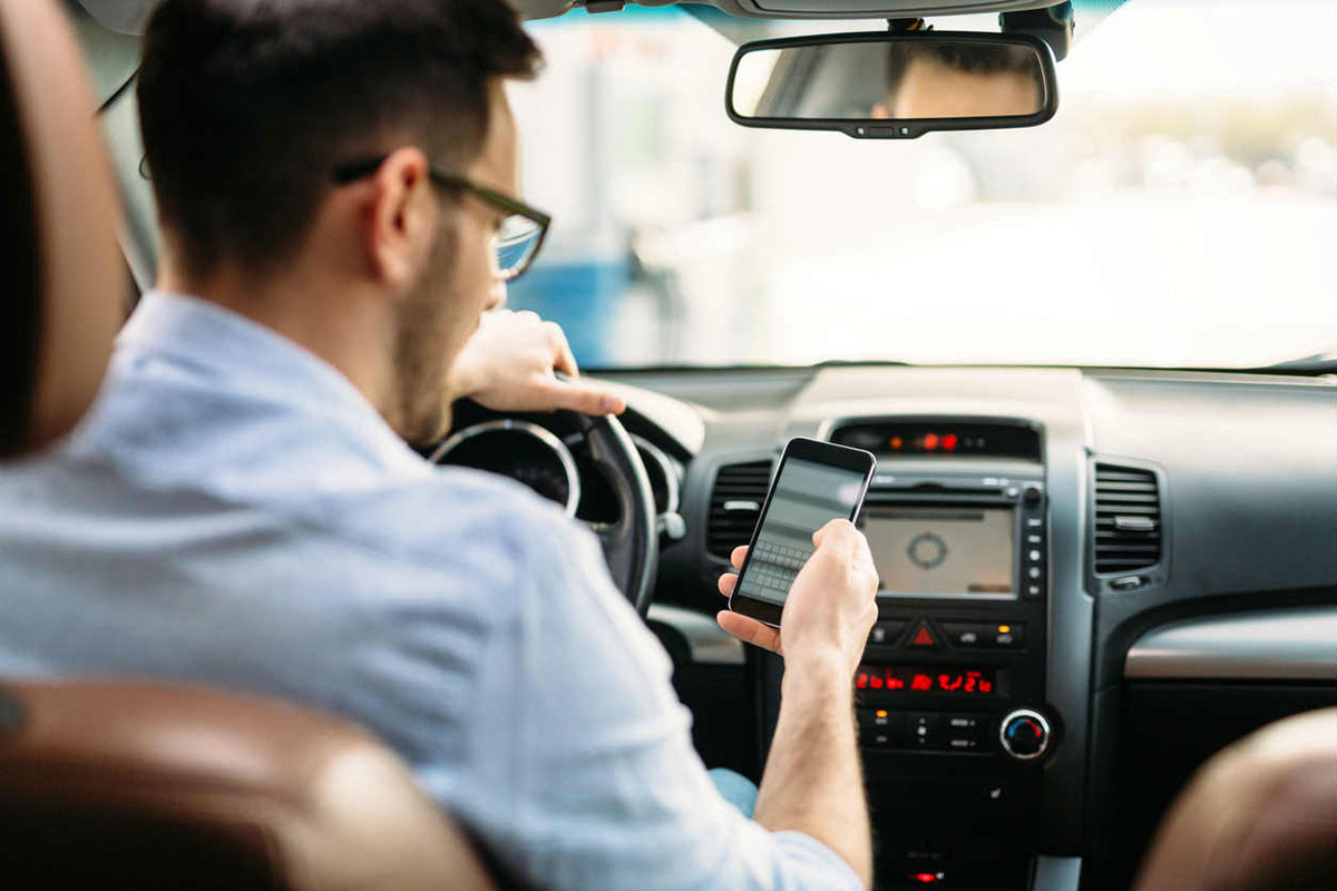 Những thói quen gây mất tập trung khi lái xe trong kỳ nghỉ lễ dài