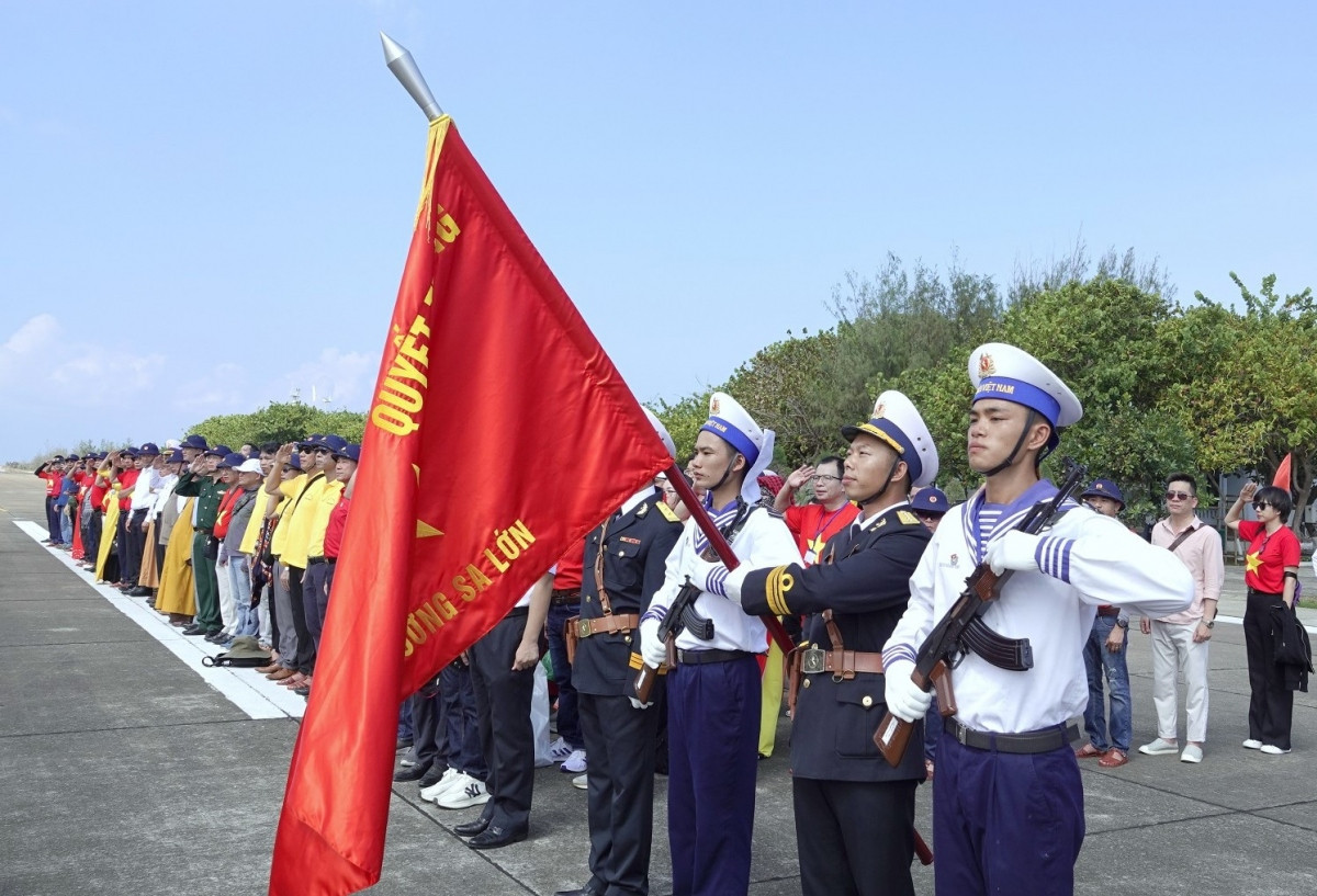 special flag salute ceremony on spratly island district picture 4