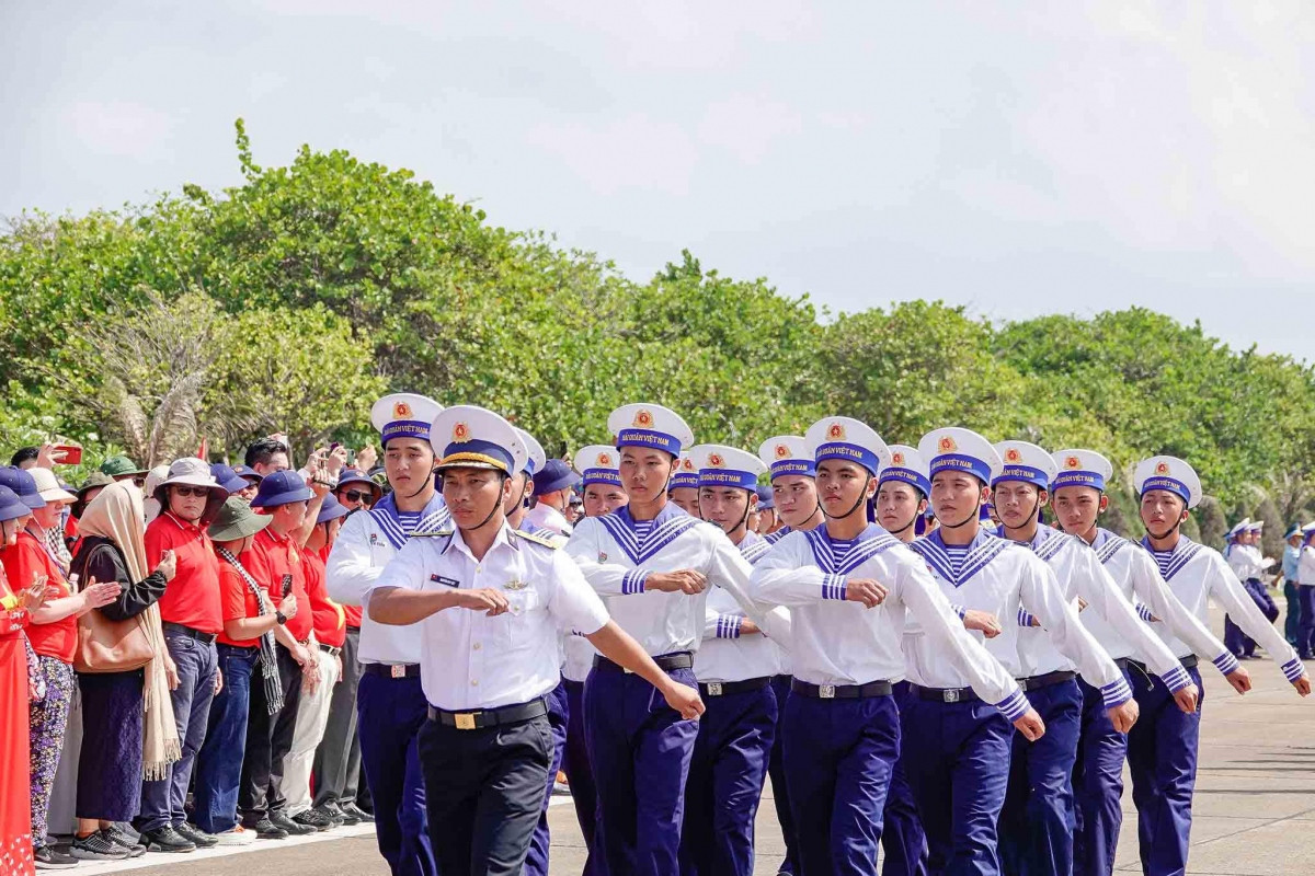 special flag salute ceremony on spratly island district picture 11