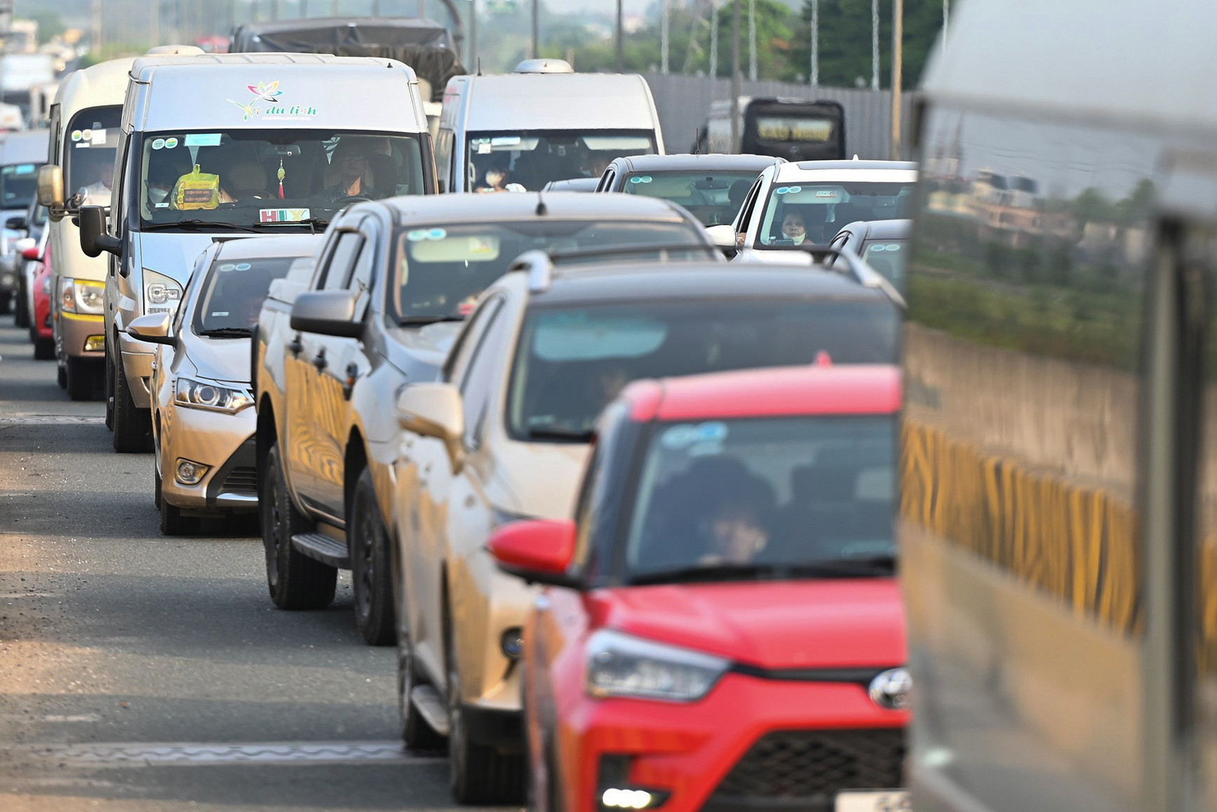 Trở lại Hà Nội sớm 2 ngày, ô tô ùn dài 2km cuối cao tốc Pháp Vân