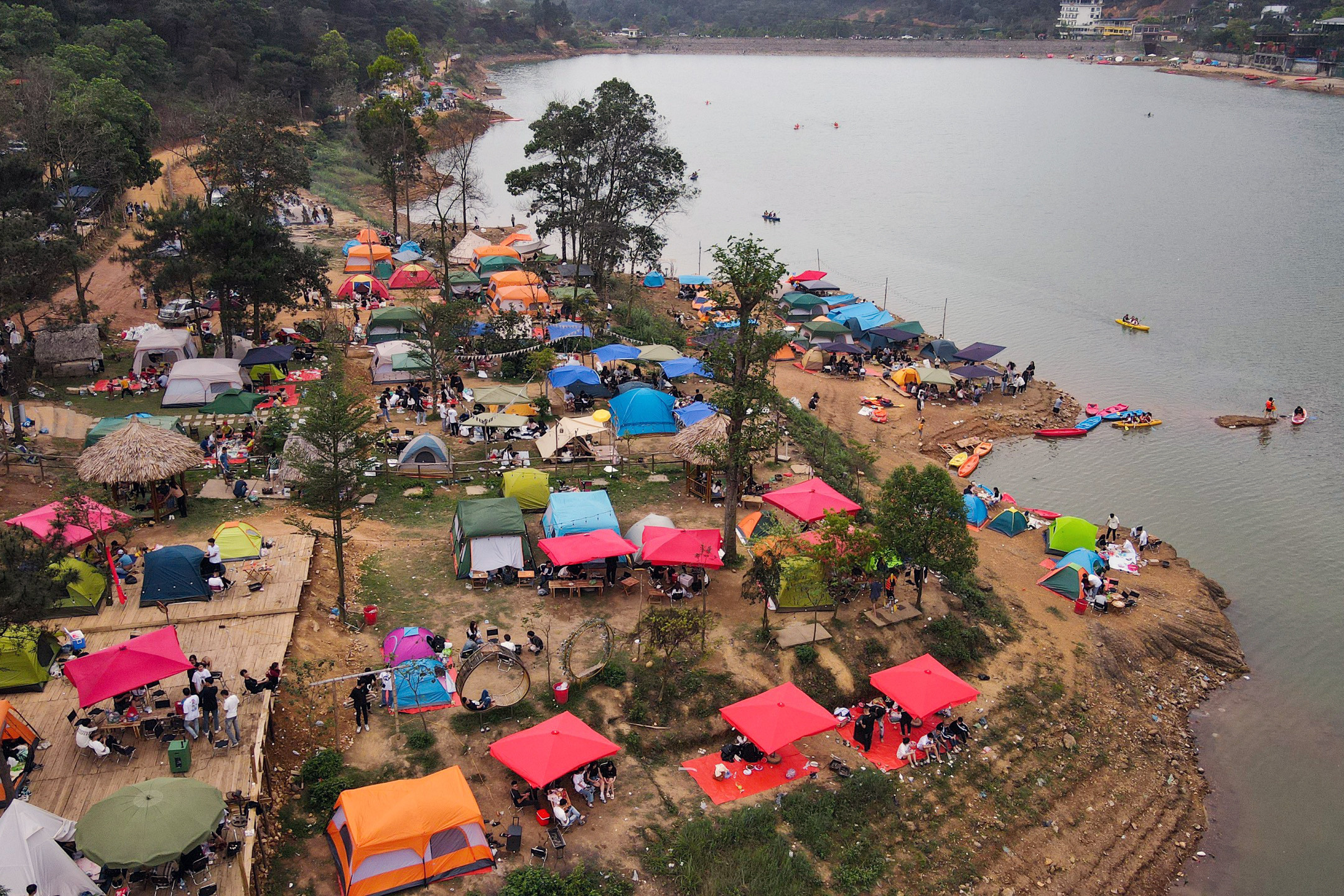 Địa điểm dã ngoại đang nổi ở Hà Nội ngập lều trại ngày nghỉ lễ