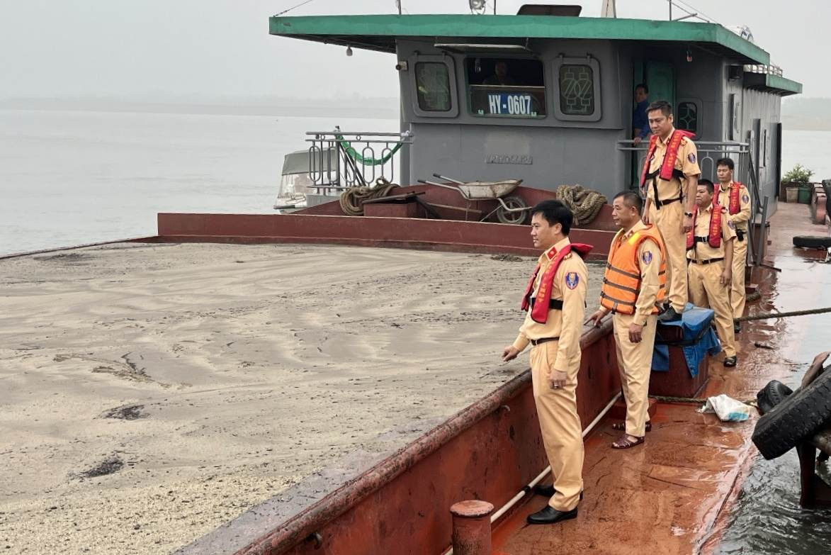 Cảnh sát đường thủy bắt giữ 2 tàu 'cát tặc' trên sông Hồng trong đêm