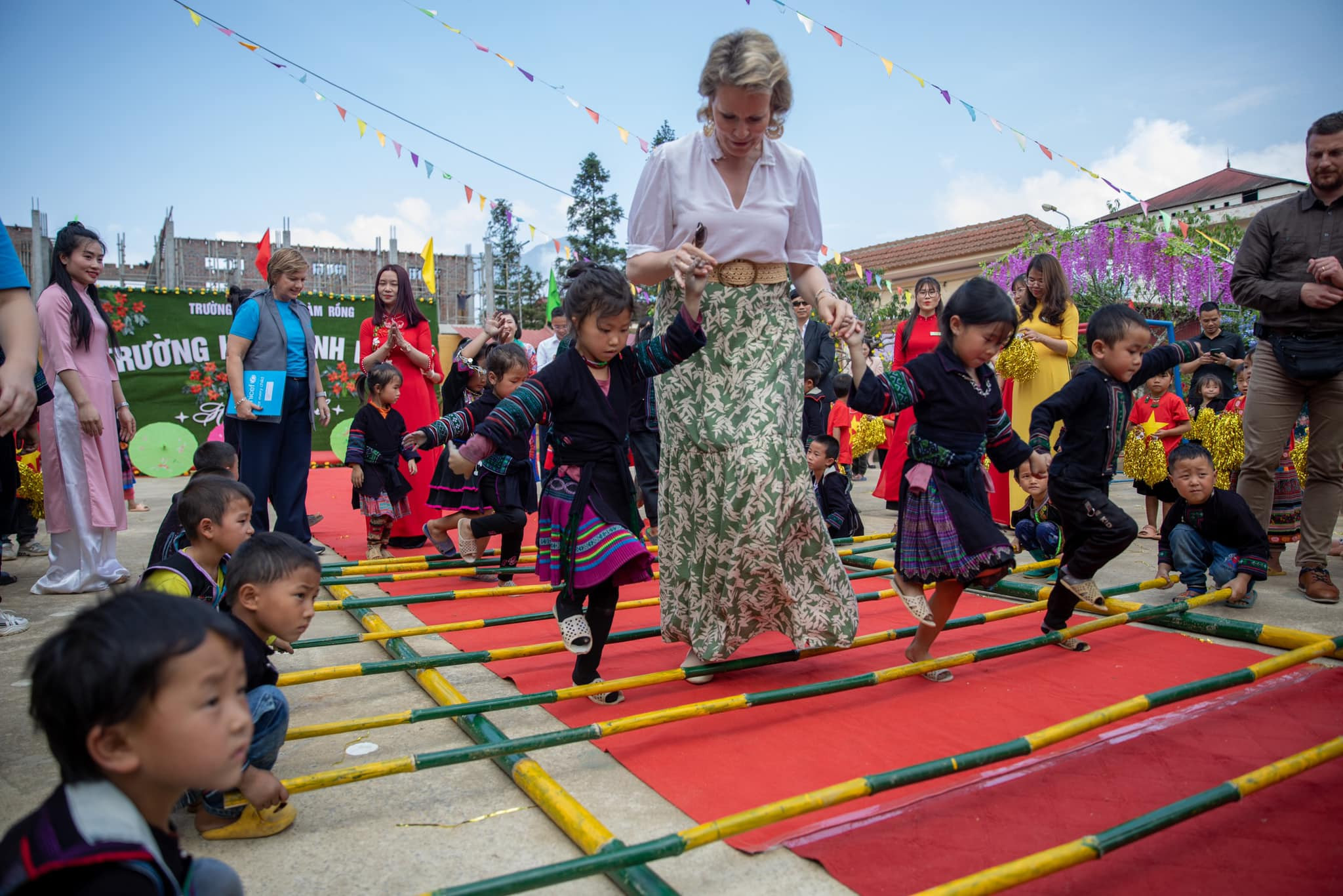 Hoàng hậu Bỉ nhảy sạp với học sinh vùng cao Sa Pa