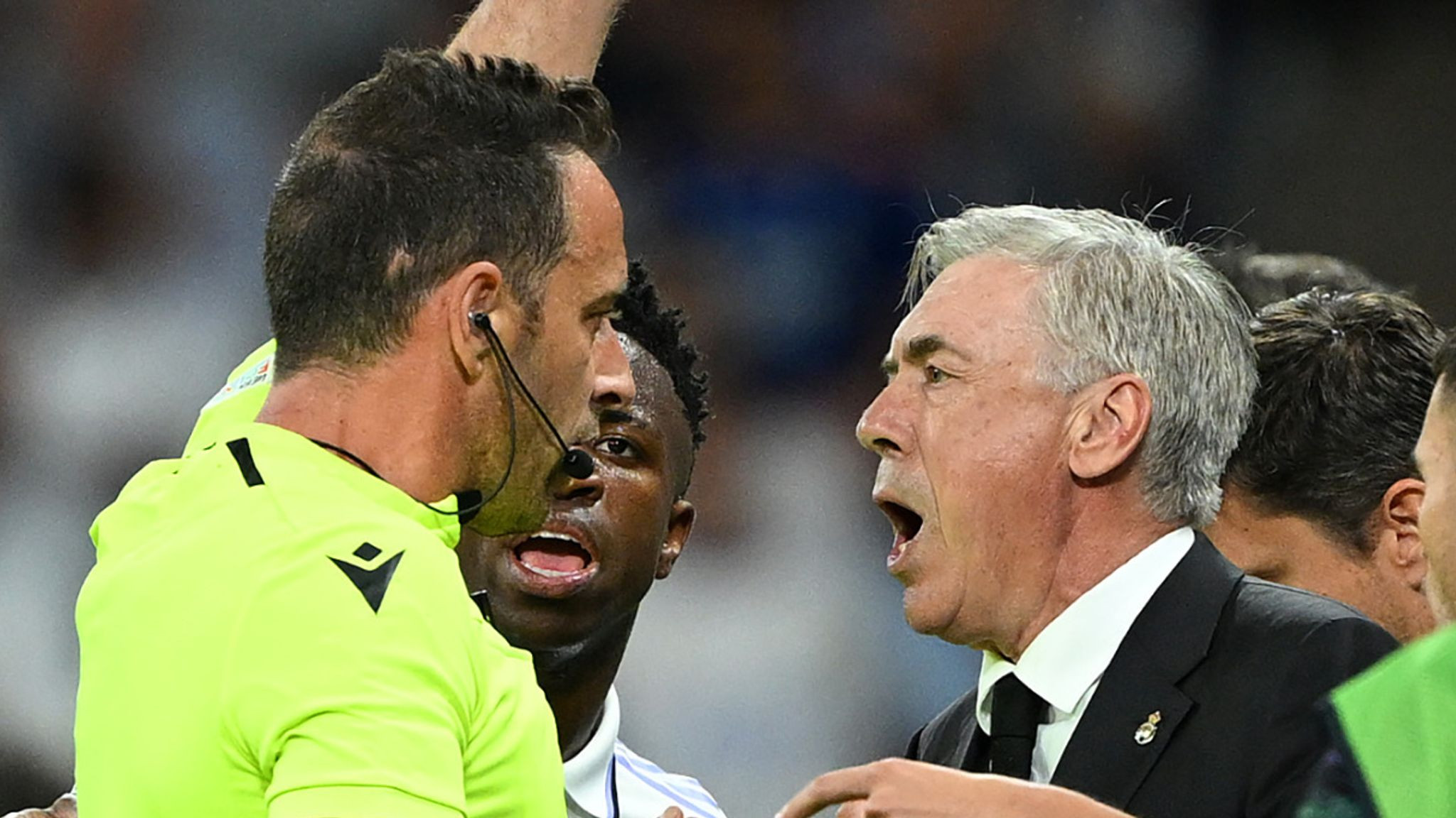 HLV Ancelotti chê trọng tài, nói bàn thắng của Man City có ‘vấn đề’