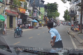 Nam bảo vệ sang đường như chỗ không người, suýt gây hoạ cho xe máy