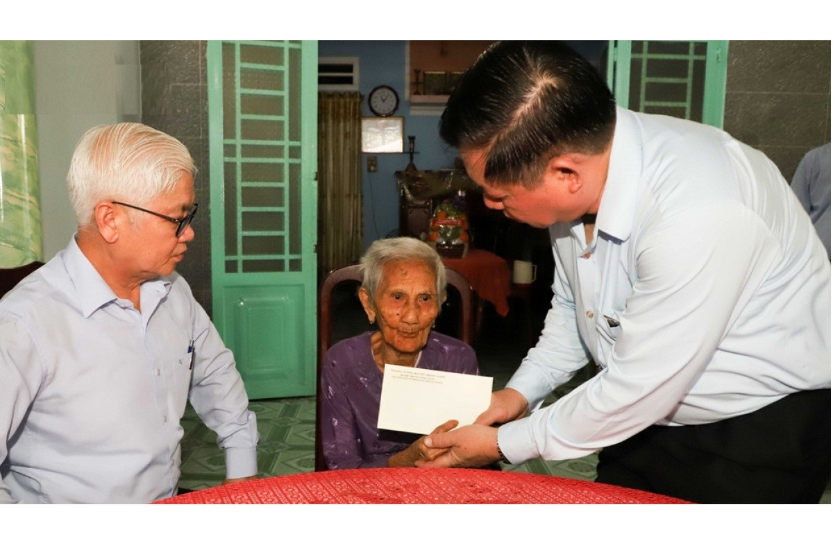 Trưởng Ban Tuyên giáo Trung ương thăm Mẹ Việt Nam anh hùng ở Bình Dương