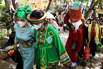 Hàng nghìn du khách đổ về Nha Trang, đội lễ khai hội Tháp Bà Ponagar