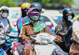Vừa đi ngoài nắng, về nhà bật quạt ngay có gây ra đột quỵ?
