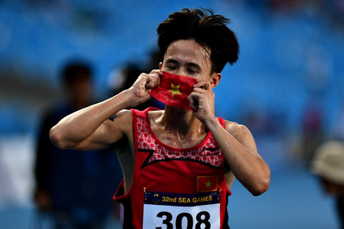 SEA Games 32: Trung Cường tiếp bước Nguyễn Thị Oanh, giành HCV 3000m rào