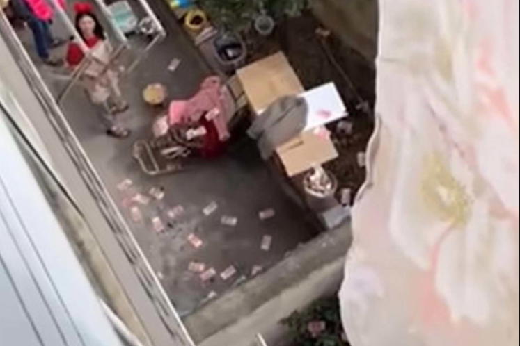 Dọn dẹp nhà cửa, vợ phát hiện 'kho tiền' bí mật của chồng