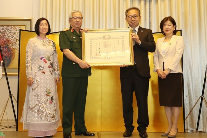 Thượng tướng Nguyễn Chí Vịnh nhận Huân chương Mặt trời mọc của Chính phủ Nhật
