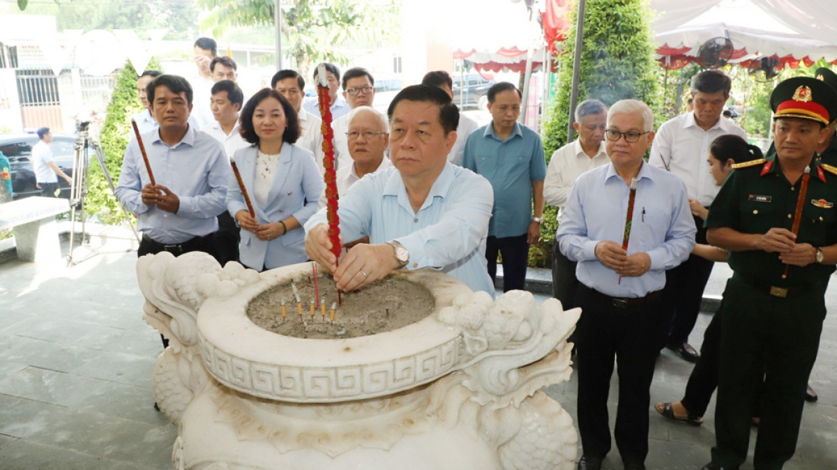 truong ban tuyen giao trung uong tham me viet nam anh hung o binh duong hinh anh 1