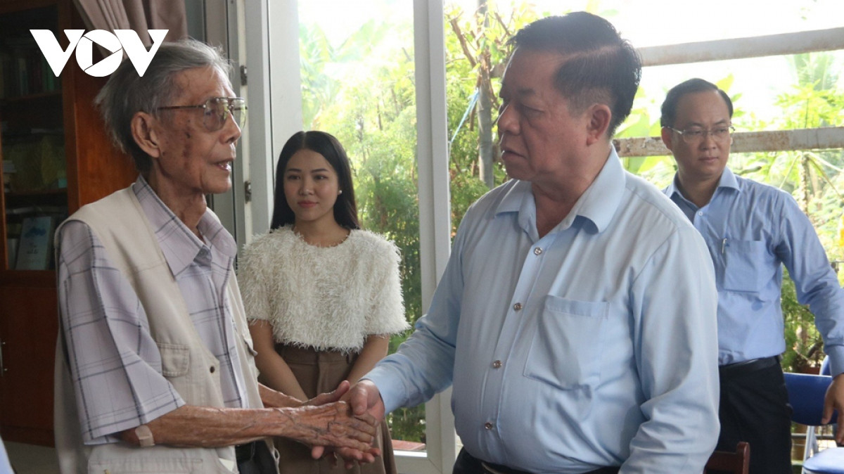 truong ban tuyen giao trung uong tham me viet nam anh hung o binh duong hinh anh 4