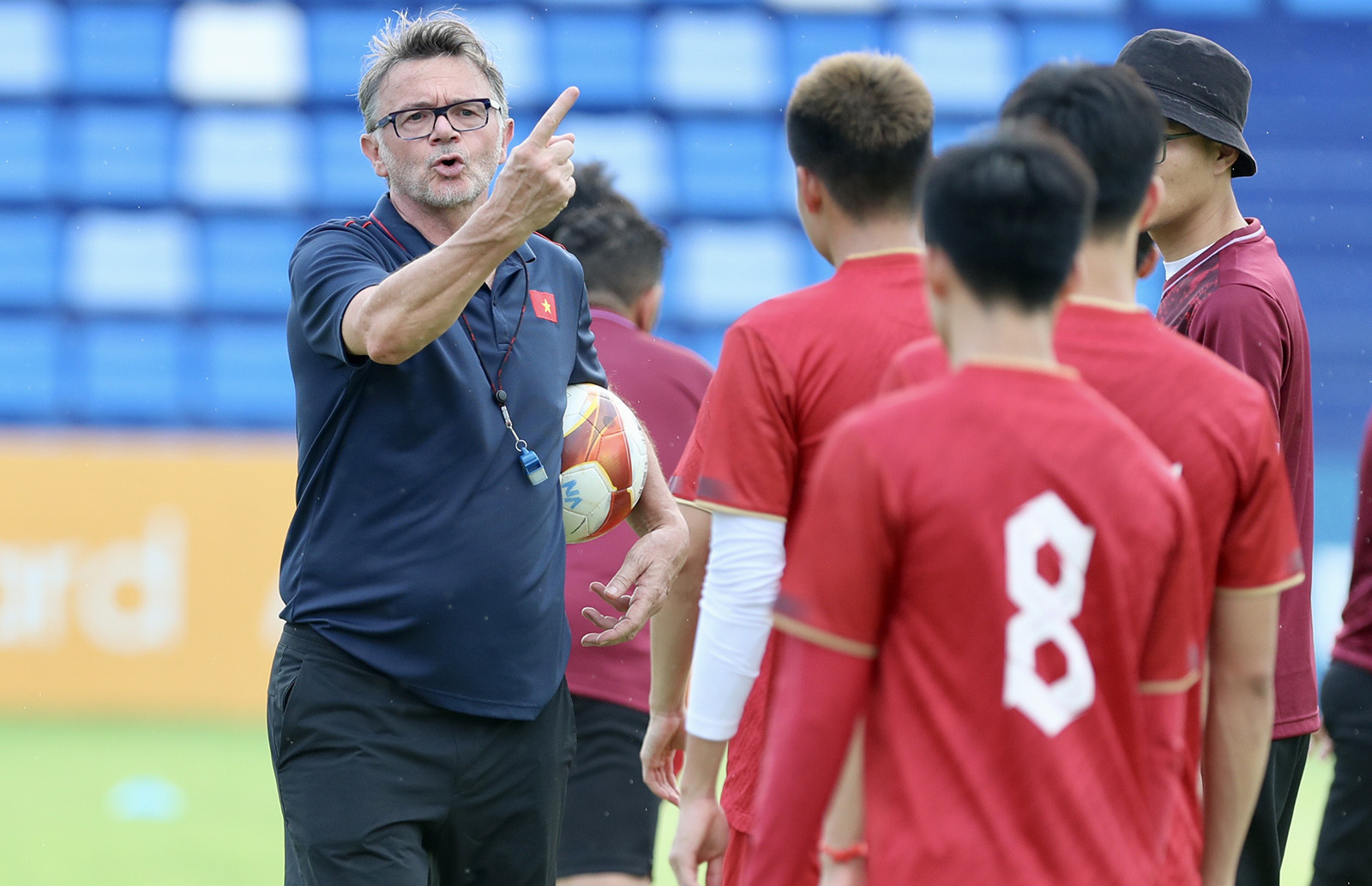 HLV Philippe Troussier 'tung hỏa mù' trước khi đấu U22 Thái Lan