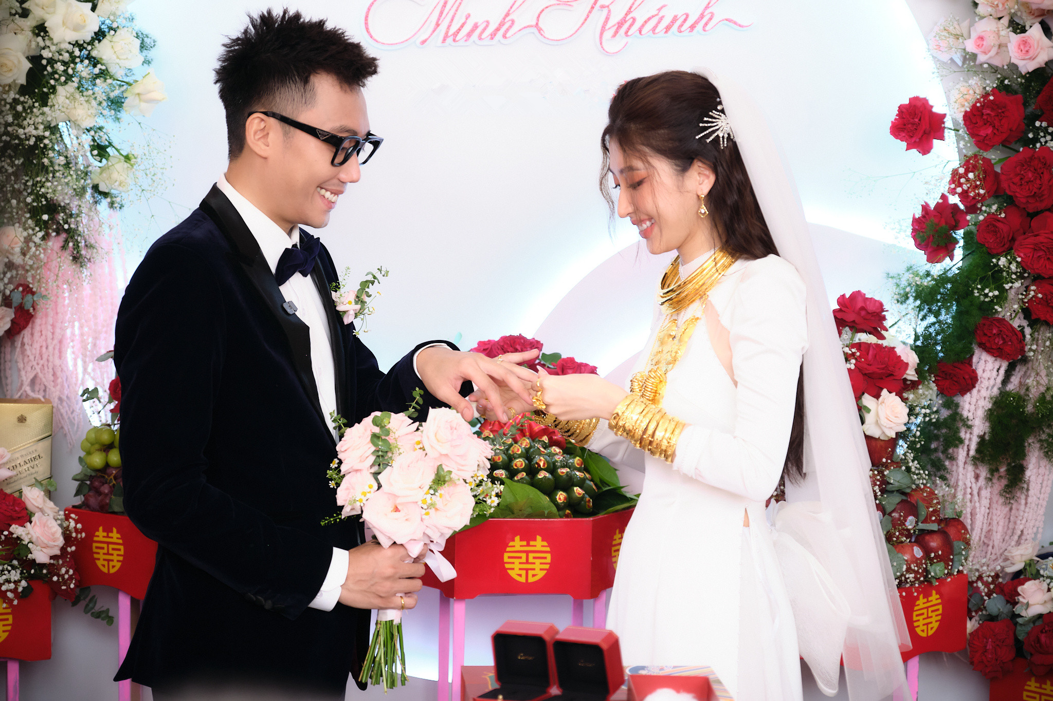 Dàn sao dự ăn hỏi diễn viên Gino Tống, cô dâu được tặng hơn 20 cây vàng