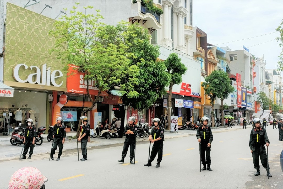 Nhiều cảnh sát chốt chặn trước nhà trùm giang hồ Tuấn ‘thần đèn’  ở Thanh Hoá