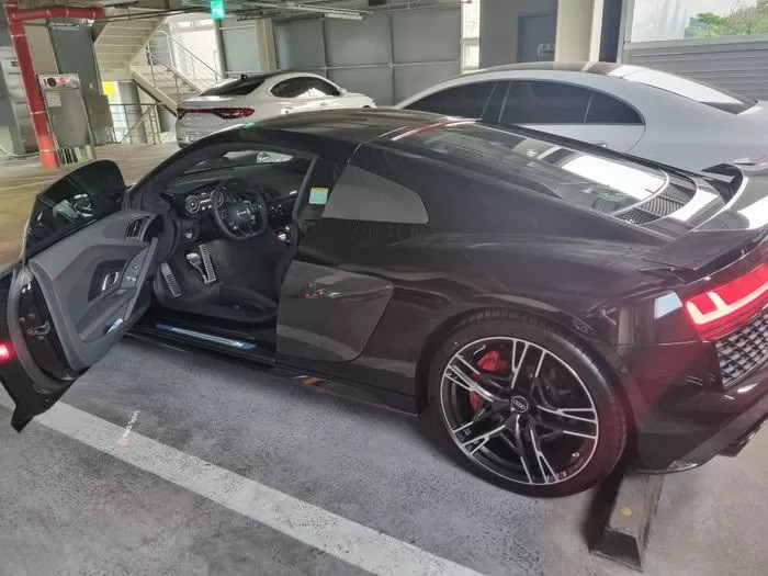 Con trai làm trầy xước xe Audi R8 của người khác, mẹ có hành động gây bức xúc