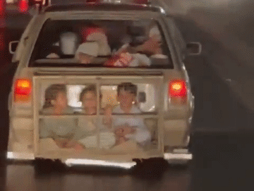 'Toát mồ hôi' cảnh 3 đứa trẻ ngồi phía sau chiếc ô tô đang bon bon trên đường