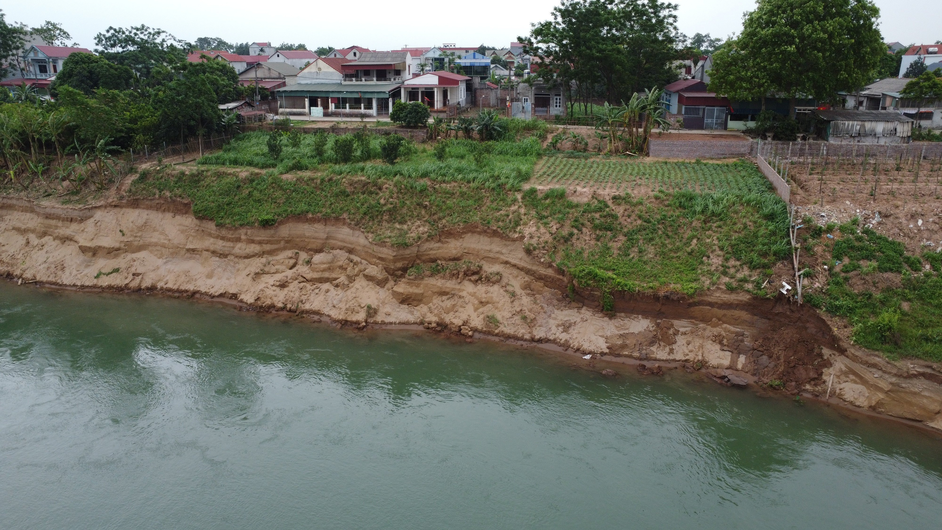 Bờ sông Đà ở Phú Thọ tiếp tục sạt lở, 'ngoạm' sâu vào đất liền tới 70m