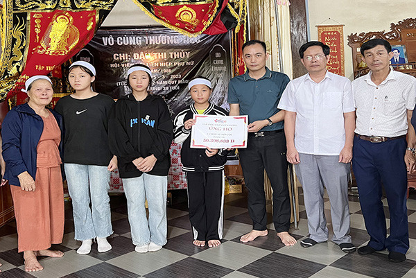 Trao hơn 50 triệu đồng đến hoàn cảnh 4 anh em mồ côi ở Nghệ An