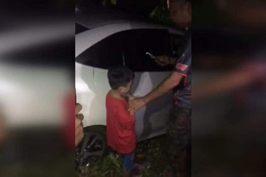 Video bé trai 6 tuổi gây tai nạn khi lái xe ô tô đi mua đồ chơi