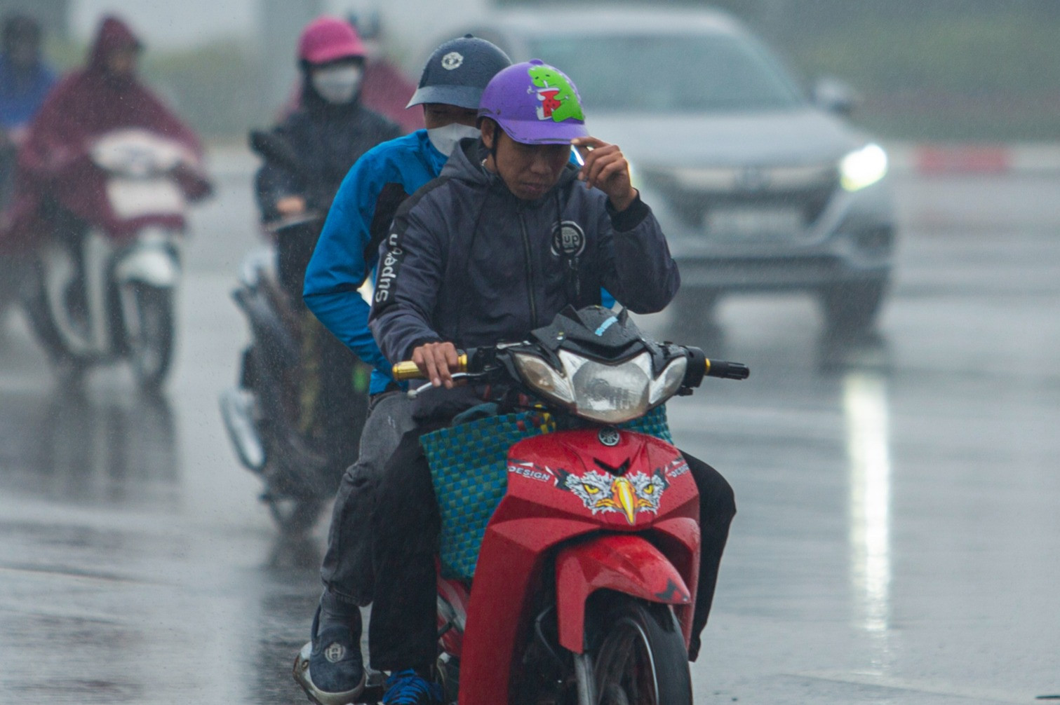 Cảnh báo mưa, giông lốc giờ tan tầm ở nội thành Hà Nội